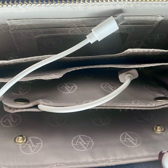 Adrienne Vittadini Charging Wallet - Picture 3 of 5